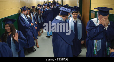 UNITED STATES - Juni 13, 2016: Graduieren seniors zeigen die ganze Bandbreite der menschlichen Gefühle, wie sie bereits vor dem Start der Steinernen Brücke hohe Sc erhalten Stockfoto