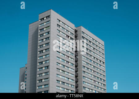 Hohes Apartmentgebäude am blauen Himmel Stockfoto