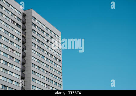 Wohnhaus, Apartment Gebäude Fassade mit blauen Himmel Platz - Kopieren Stockfoto