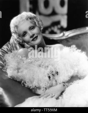 MARLENE DIETRICH als Katharina die Große von Russland in die SCHARLACHROTE KAISERIN Regisseur Josef von Sternberg 1934 Paramount Pictures Stockfoto