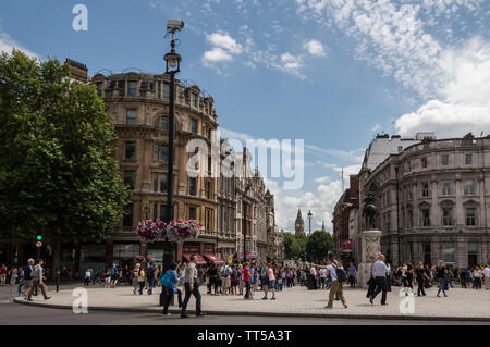 London - 6. Juli 2014: Big Ben Ansicht des Trafalgar Square, mit Touristen überfüllt Stockfoto