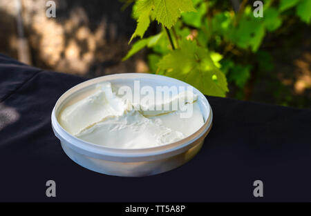 Clotted Cream (butter Creme) für türkischen Frühstück. Meshur Afyon kaymagi. Stockfoto