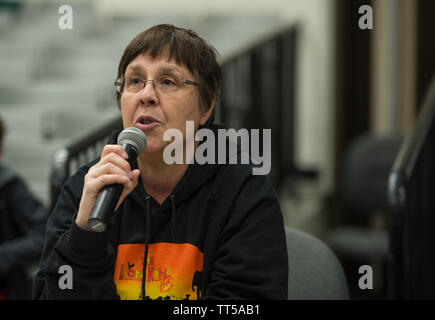 UNITED STATES - FEB. 12, 2016: Direktor Dolly Steven arbeitet mit den Studenten der Blue Ridge Middle School in Purcellville Virginia, wie sie ein Kleid r Stockfoto