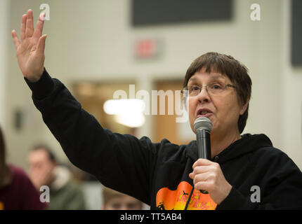 UNITED STATES - FEB. 12, 2016: Direktor Dolly Steven arbeitet mit den Studenten der Blue Ridge Middle School in Purcellville Virginia, wie sie ein Kleid r Stockfoto