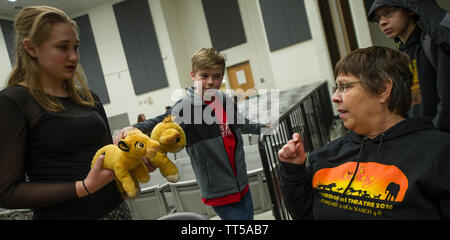 UNITED STATES - FEB. 12, 2016: Direktor Dolly Steven arbeitet mit den Studenten der Blue Ridge Middle School in Purcellville Virginia, wie sie ein Kleid r Stockfoto