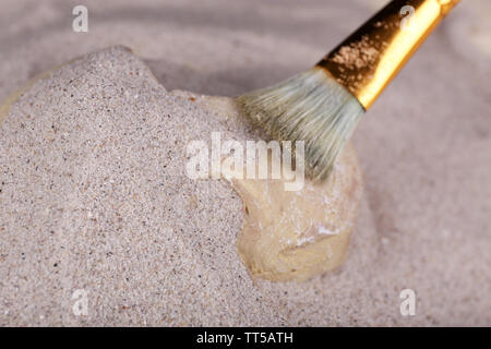 Knochen im Sand in der Nähe von Stockfoto