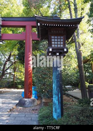 Holzlaterne und rotes toori am nezu Schrein in Tokio Stockfoto