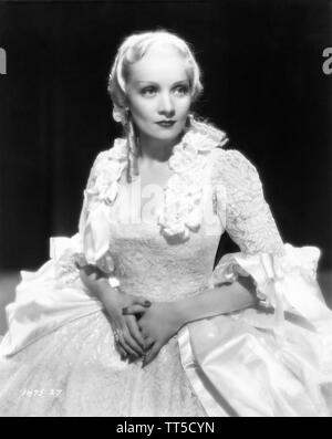 MARLENE DIETRICH als Katharina die Große von Russland in die SCHARLACHROTE KAISERIN Regisseur Josef von Sternberg 1934 Paramount Pictures Stockfoto