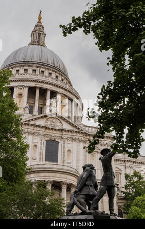 London - 7. Juli 2014: Blitz Feuerwehrmänner Denkmal vor der St. Paul's Kathedrale. Stockfoto