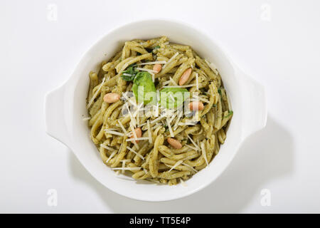 Pesto gesunde Basilikum Pasta Ansicht von oben in eine Platte isoliert Stockfoto