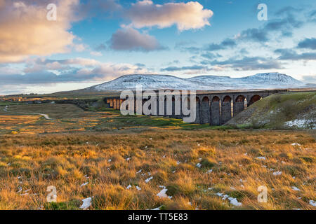 Ribblehead Viadukt im Herbst abends Licht in den Yorkshire Dales. Der Viadukt trägt die Settle-Carlisle Railway. Stockfoto