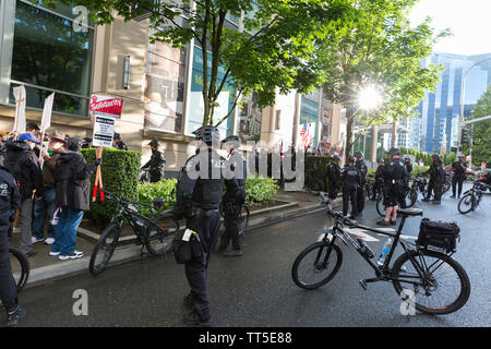 Bereich Polizei nutzen, um ihre Fahrräder als Barrikade, als die Demonstranten gegen Rep. Ilhan Omar und counterprotesters Zusammentreffen in Bellevue, Washington marschieren am Samstag, den 25. Mai 2019. Die patrioten von Washington Gruppe führen den Protest gegen den Vertreter, der dachverkleidung ein CAIR-WA Ramadan Geldbeschaffer wurde. Stockfoto