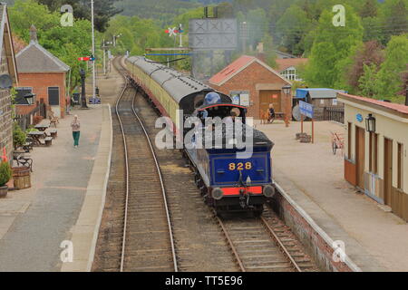 Strathspey Steam Railway; 828 Dampfzug im Boot von Garten. Schottland Großbritannien Stockfoto