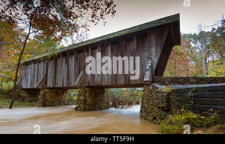 Wasser läuft unter Pisga Covered Bridge in North Carolina Stockfoto