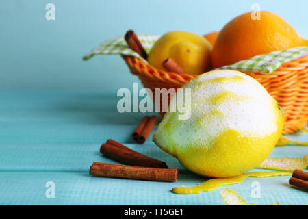 Zitronen und Orangen auf Serviette im Warenkorb auf Blau Holz- Hintergrund Stockfoto