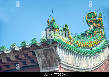 Ein Dach von den Shaolin Tempel mit Terrakottafliesen und architektonische Details, in Dengfeng City, China. Stockfoto