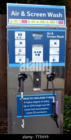 Eine luft- und Scheibenwaschanlage Einheit auf dem Parkplatz von Tesco Supermarkt in Manchester, Großbritannien Stockfoto