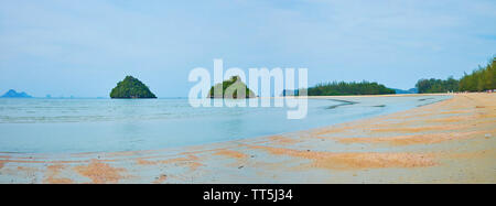 Panorama der Noppharat Thara Beach auf Ebbe mit Blick auf grüne felsigen Inseln am Horizont, Ao Nang, Krabi, Thailand Stockfoto