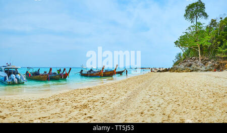 AO NANG, Thailand - 27 april, 2019: Panorama von Ko Mai Phai (Bambus Insel) beachline mit Blick auf Anker Longtail Boote, Warten auf die Urlauber, Stockfoto