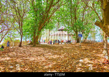 AO NANG, Thailand - 27 april, 2019: Die schattigen Wald inmitten der tropischen Bambus Insel mit kleinen Pavillon für Touristen, am 27. April in Ao Nang Stockfoto
