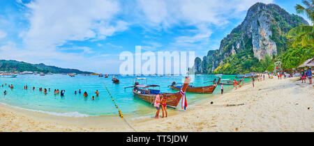 PHIPHI DON, Thailand - 27 april, 2019: Die hölzerne Longtail Boote sind auf der beac auf Tonsai Bay am sandigen Ufer von Phi Phi Don Insel, am 2. April Stockfoto