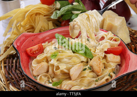 Huhn creme Pappardelle Stockfoto