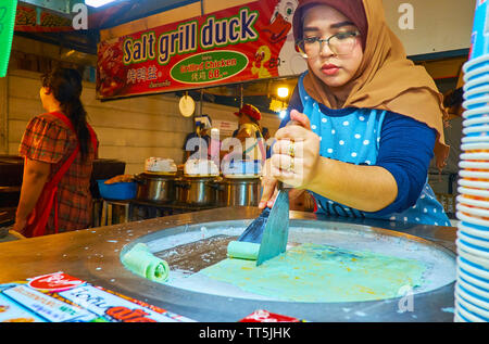AO NANG, Thailand - 27 april, 2019: Vorbereitung von Blue Lemon Ice Rollen (dondurma) im Shop von Ao Nang in der Nacht Markt, am 27. April in Ao Nang Stockfoto
