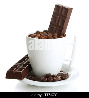 Schale mit Kaffeebohnen und dunkler Schokolade Glasur, die auf Weiß isoliert Stockfoto