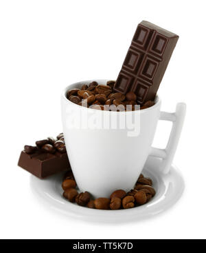 Schale mit Kaffeebohnen und dunkler Schokolade Glasur, die auf Weiß isoliert Stockfoto