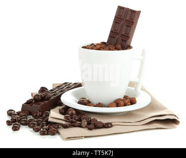 Schale mit Kaffeebohnen und dunkler Schokolade Glasur, die auf Weiß isoliert Stockfoto