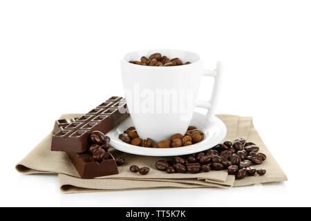 Schale mit Kaffeebohnen und dunkler Schokolade Glasur, die auf Weiß isoliert Stockfoto