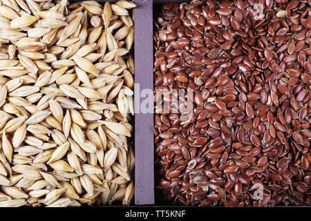 Leinsamen und Grütze im Holzkasten closeup Stockfoto