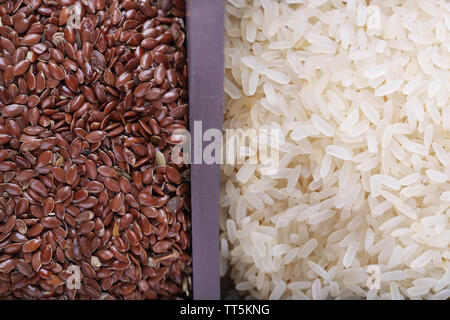 Leinsamen und Grütze im Holzkasten closeup Stockfoto