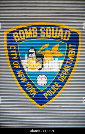 NEW YORK CITY - 25 Juni, 2017: Eine NYPD Bomb Squad Lkw steht die jährliche Gay Pride Parade stationiert, während es durch Greenwich Village. Stockfoto