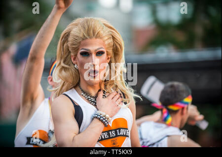 NEW YORK CITY - 25 Juni, 2017: eine transgender drag Performer mit großen Haar trägt eine 'Liebe ist Liebe"-T-Shirt auf einem Schwimmer in die jährliche Gay Pride Parade. Stockfoto