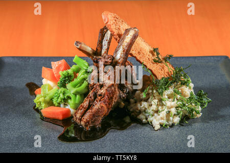 Lamm Rippe gegrillte Owen türkische Küche mit Beilagen Stockfoto