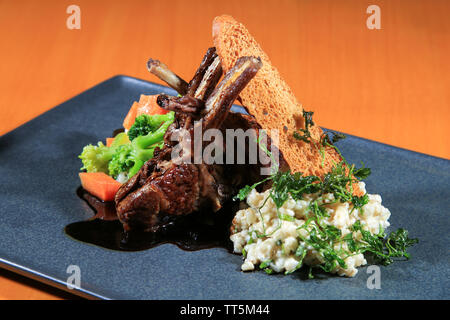 Lamm Rippe gegrillte Owen türkische Küche mit Beilagen Stockfoto