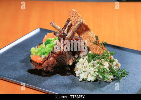 Lamm Rippe gegrillte Owen türkische Küche mit Beilagen Stockfoto