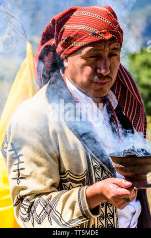 San Andrés Semetabaj, Atitlan See, Guatemala - November 10, 2018: Maya Schamanen führt Land Segen Zeremonie vor dem traditionellen Maya Ballspiel. Stockfoto