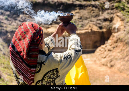 San Andrés Semetabaj, Atitlan See, Guatemala - November 10, 2018: Maya Schamanen führt Land Segen Spatenstich für ein neues Maya Ballspiel. Stockfoto