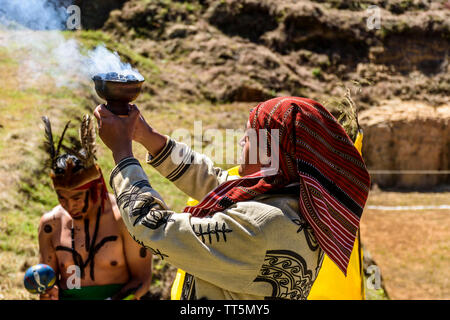 San Andrés Semetabaj, Atitlan See, Guatemala - November 10, 2018: Maya Schamanen durchführen Land Segen Spatenstich für ein neues Maya Ballspiel. Stockfoto