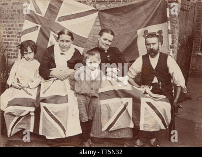 Viktorianische/Edwardian Foto einer Arbeiterfamilie Stolz den Union Jack Nationalflagge Stockfoto