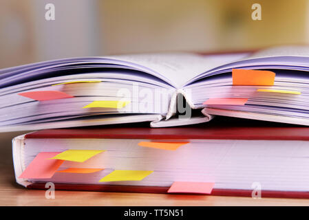 Bücher mit Lesezeichen auf Tabelle auf hellen Hintergrund Stockfoto