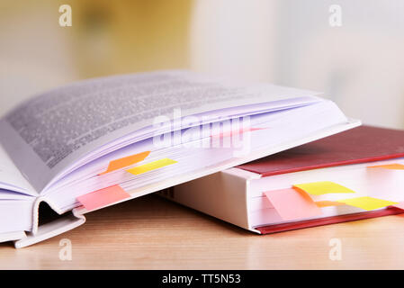 Bücher mit Lesezeichen auf Tabelle auf hellen Hintergrund Stockfoto