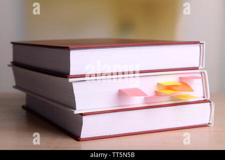 Bücher mit Lesezeichen auf Tabelle auf hellen Hintergrund Stockfoto