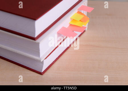 Bücher mit Lesezeichen auf hölzernen Tisch Stockfoto