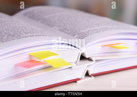 Bücher mit Lesezeichen auf Tabelle auf hellen Hintergrund Stockfoto
