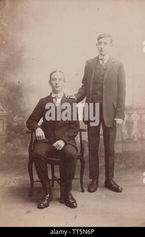 Vintage Walthamstow, London photographische Postkarte von zwei Jungen tragen Anzüge für ein Fotostudio Portrait. Stockfoto