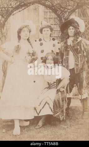Vintage Foto Postkarte von vier Personen in ausgefallenen Kleid Kostüme gekleidet. Stockfoto