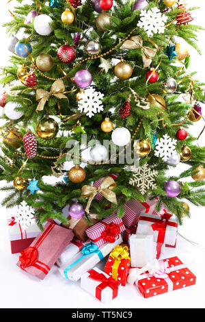 Geschenke unter Weihnachtsbaum isoliert auf weißem Stockfoto